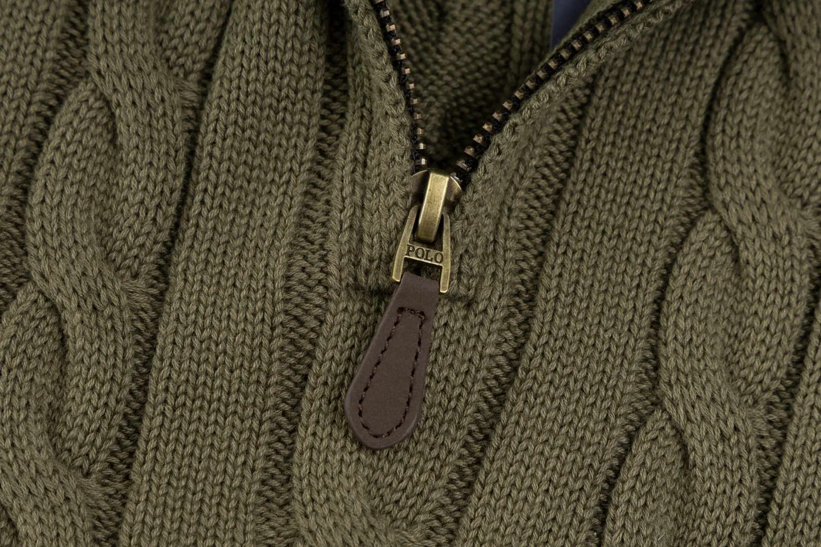 P236 #R92 RALPH LAUREN Ralph Lauren fifteen colors classic small label embroidery logo turtleneck pullover half-zip knitted cable sweater with high-density LOGO embroidery on the chest and original customized tag accessories. Made of pure cotton yarn, pure cotton is skin-friendly and comfortable, small label war horse embroidered twist turtleneck sweater 🐎 high quality, follow the blogger to learn how to wear it! Let’s buy a Ralph Lauren cable sweater. It’s a super hard-to-find series after it became popular. It’s hard to find one on the official website. It’s simple and practical to wear, with a lazy and loose feel. The thickened fabric has more texture, feels soft and delicate, and has a loose fit. Whether worn alone or layered, you can wear different styles of fashion with just one piece!   Size：XS S M L